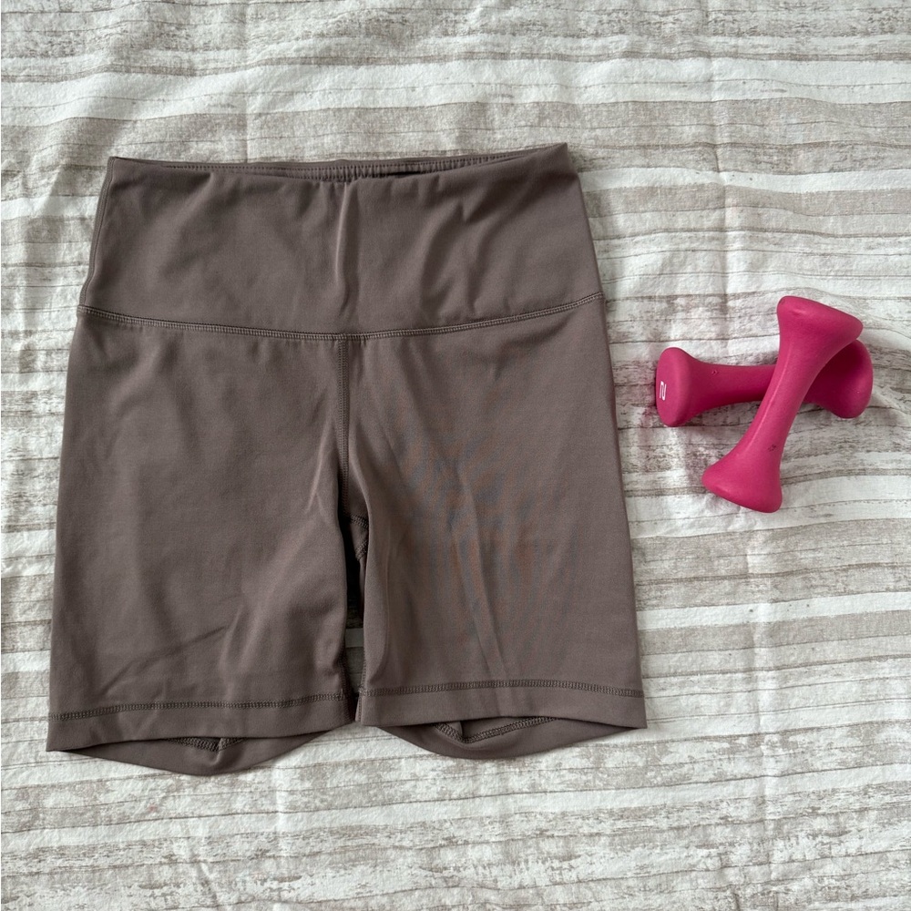 💪🏻 Yogalicious Taupe Shorts Medium